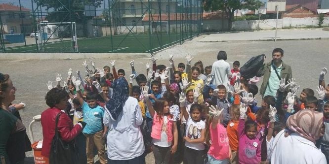 Öğrenciler köy meydanında çöp topladı
