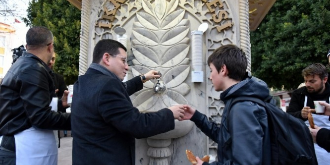 İkram çeşmesinden sıcak çorba dağıtılıyor