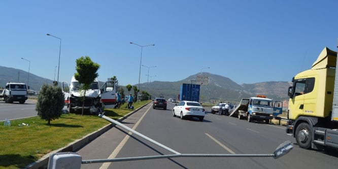Manisa’da zincirleme kaza: 2 yaralı