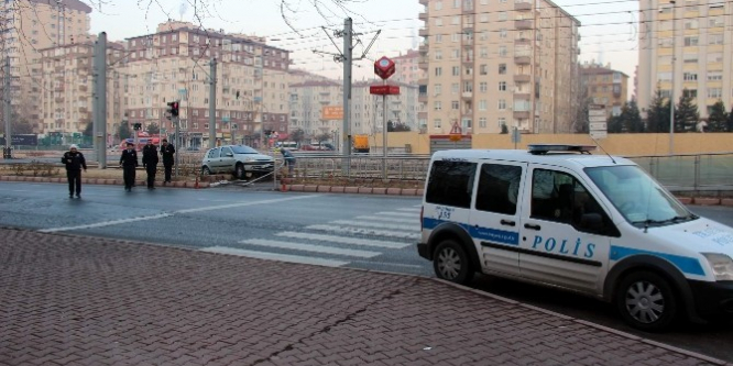 Kayseri'de otomobil refüje çıktı: 2 yaralı
