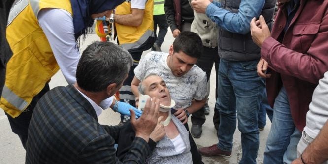 Çarptığı adamın başından ayrılmadı