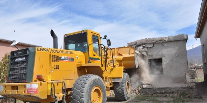 Develi köylerinde metruk ev temizliği devam ediyor