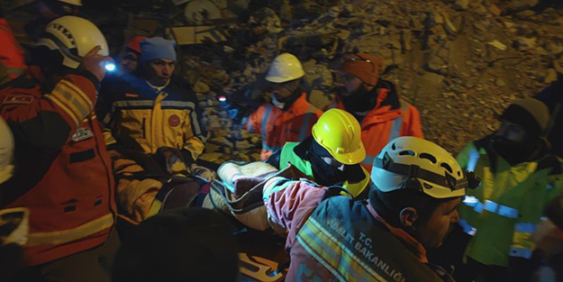 89 saat sonra bir mucize daha! 9 yaşındaki küçük kız tekbirlerle enkazdan çıkarıldı