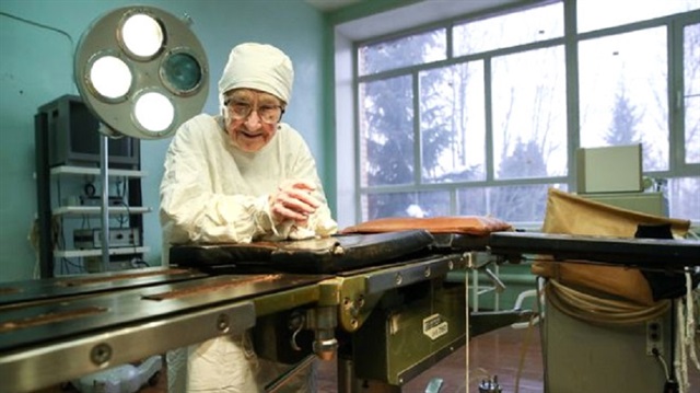 89 yaşında cerrahlık yapıyor