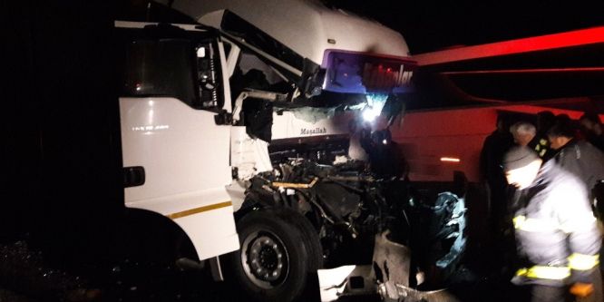 TIR'da sıkışan sürücü ağır yaralandı