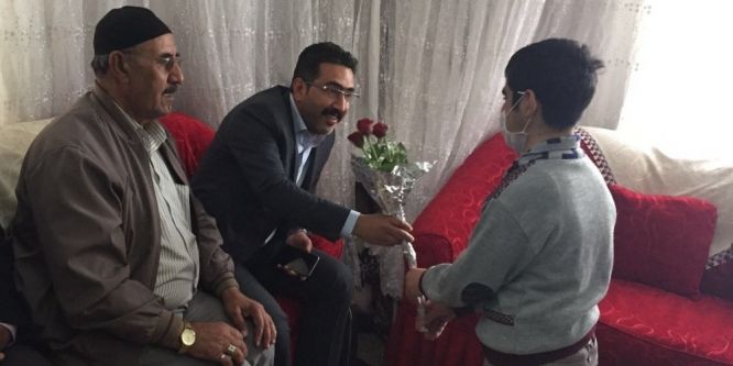 Gezer çiçeklerle karşılandı