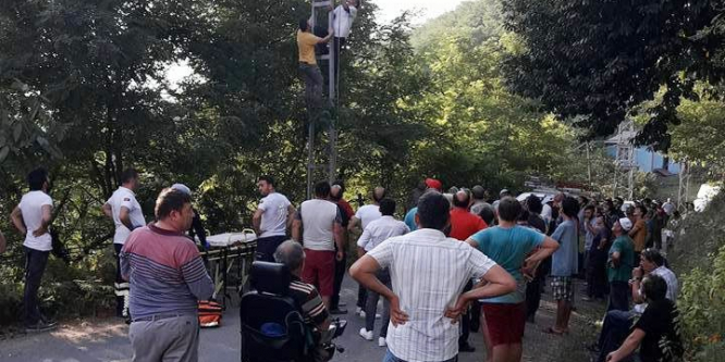 Elektrik direğinde asılı kaldı, ağır yaralandı