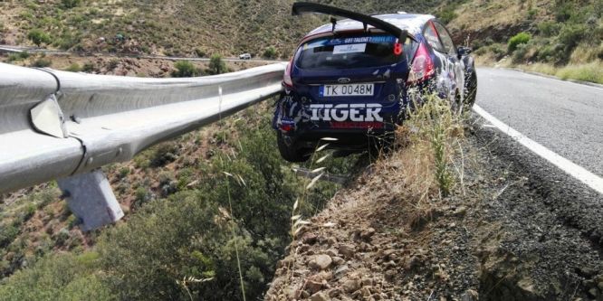 Ralli otomobili uçurma yuvarlanmaktan kıl payı kurtuldu