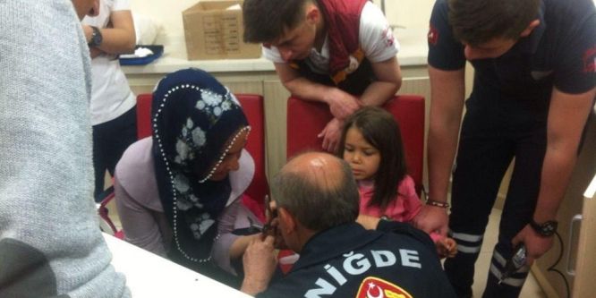 Küçük kızın parmağına sıkışan yüzük kesilerek çıkartıldı