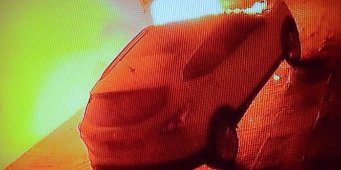 Otomobilin kundaklanma anı kameraya böyle yansıdı