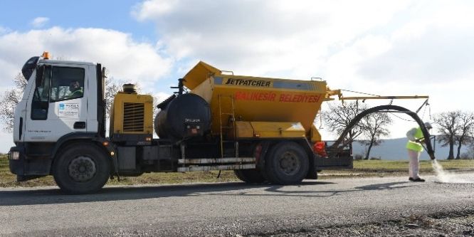 Balıkesir’de bozulan yollara bakım onarım yapılıyor