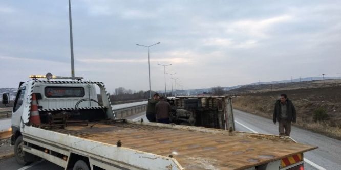 Kamyonet kaza yaptı: 2 yaralı