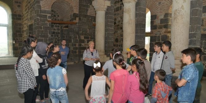 Suriyeli çocuklar tarihi mekanları gezdi