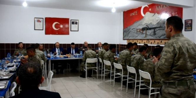 Vali Azizoğlu mehmetçikle iftar açtı