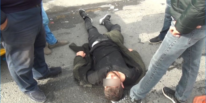 Taksim’de birden yere yığıldı