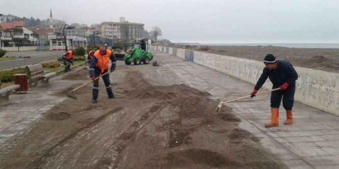 Akçakoca’da sahil temizliği yapılıyor