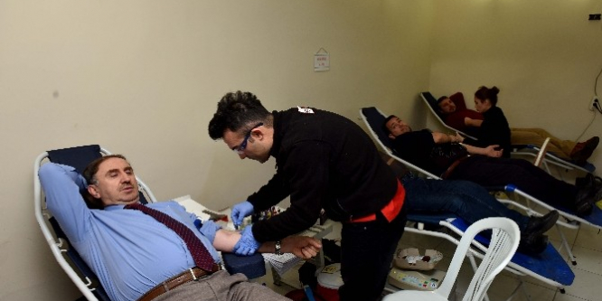 Başkan Kurtulan kan bağışladı