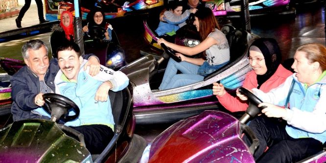 Engelliler lunaparkta gönüllerince eğlendi