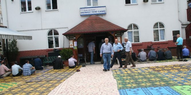 Ramazan ayının ilk cumasında camiler dolup taştı