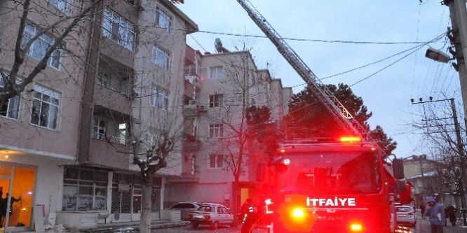 5 katlı binanın çatısında çıkan yangın korkuttu