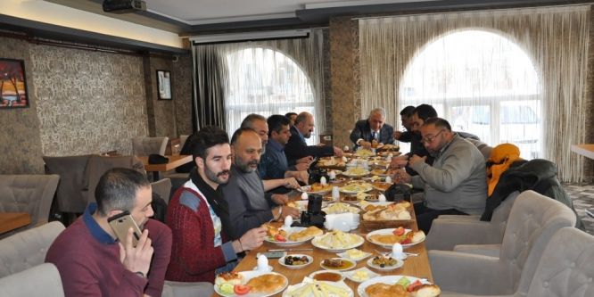 AK Parti basınla bir araya geldi