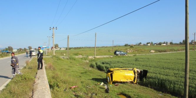Otomobil buğday tarlasına uçtu