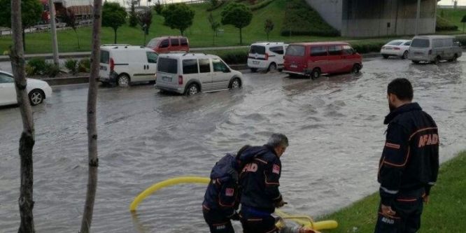 Ulaşıma kapanan yolu AFAD açtı