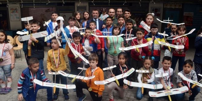 Maket uçak yapan çocuklara madalya