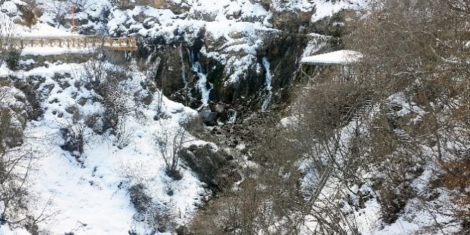 Tomara Şelalesinde kış ayrı bir güzel
