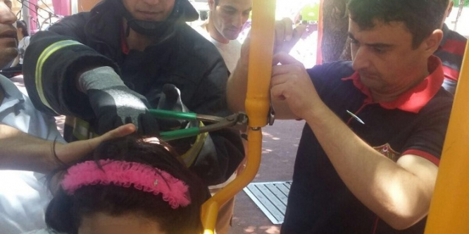 Salıncakta sıkışan çocuğu itfaiye kurtardı