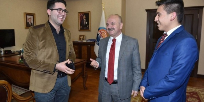 Vali Özdemir Çakacak, sosyal medyadan ‘kahve içme’ talebinde bulunan takipçilerini kırmadı