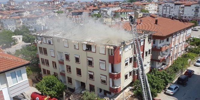 Çatıdaki yangın paniğe yol açtı