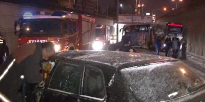 Başkent’te ters şeride giren otomobil, halk otobüsüne çarptı