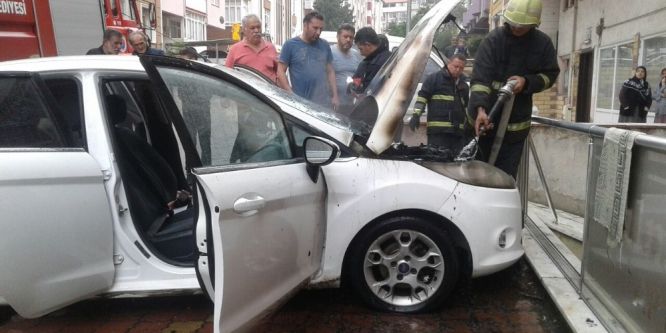 Park halindeki otomobil alev aldı