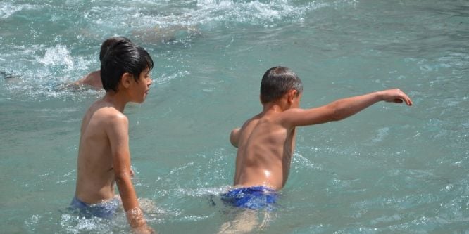 Sıcak havaya dayanamayan çocuklar soluğu havuzlarda aldı