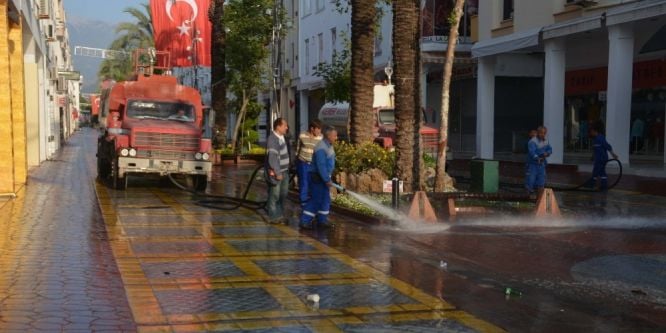 Kemer’de sezon temizliği