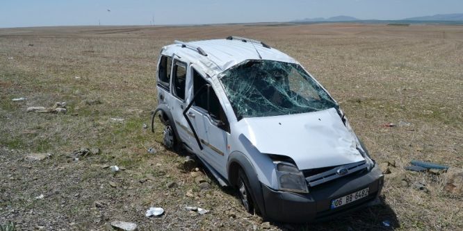 Kulu’da hafif ticari araç takla attı: 4 yaralı