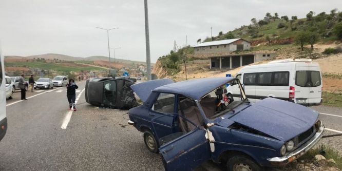 İki otomobil çarpıştı: 2 yaralı