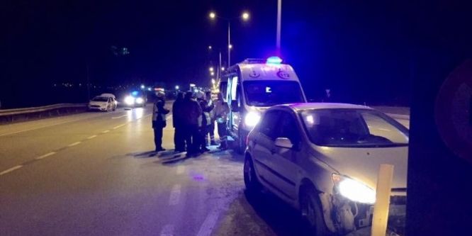 İki Otomobil Çarpıştı : 3 Yaralı