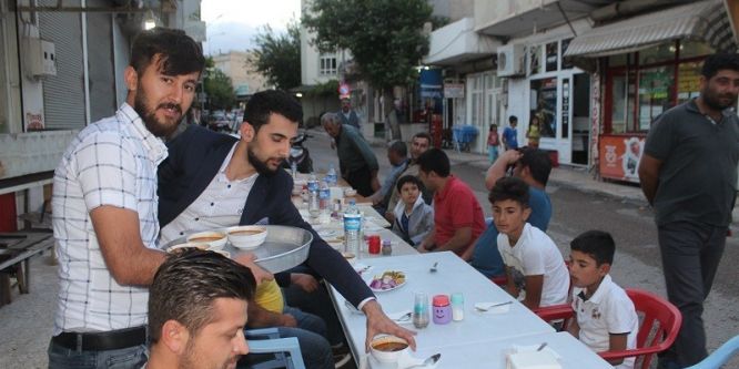 Sokak ortasında iftar keyfi