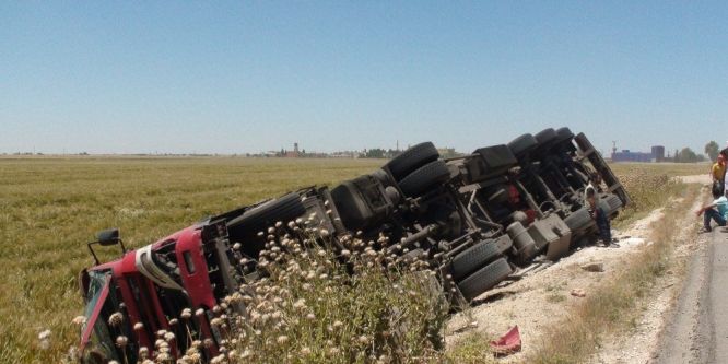 Nişasta dolu yük TIR devrildi
