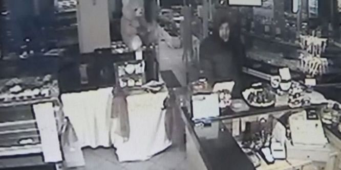 Bahşiş kutusunu çalarken kameralara yakalandı