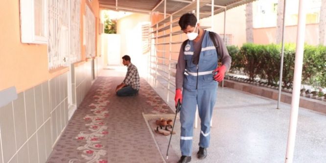 Suriye sınırındaki camilerde ilaçlama çalışması