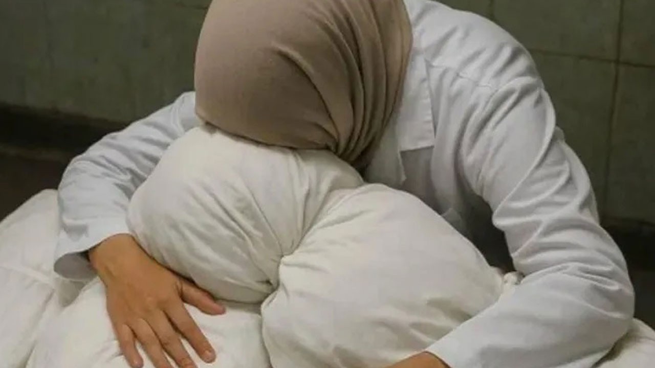 9 çocuğunu kaybetti! Hayatta kalan tek evladıyla Gazze'ye veda etti