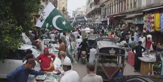 9 günlük sokağa çıkma yasağının ardından kentte insan seli oluştu