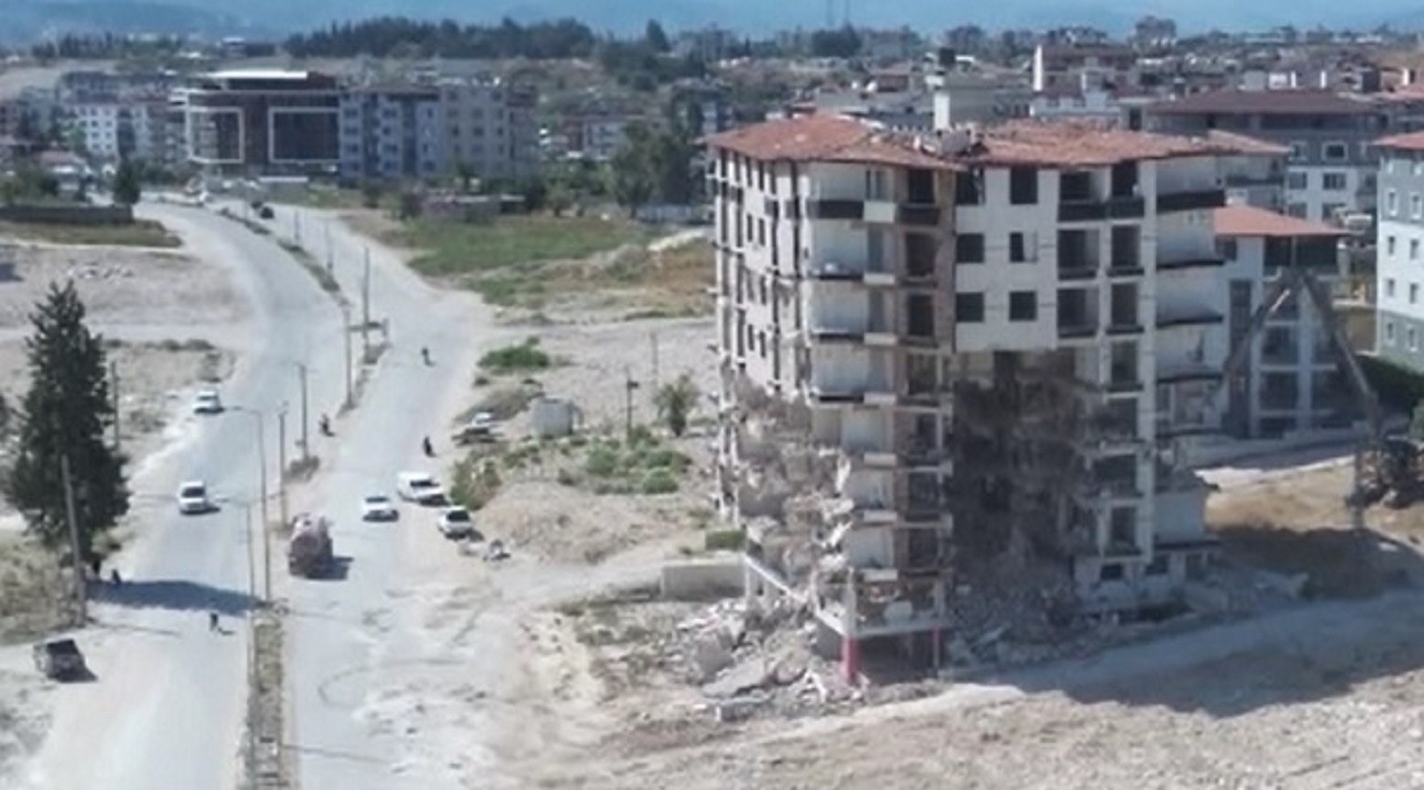 9 katlı bina böyle yerle bir oldu