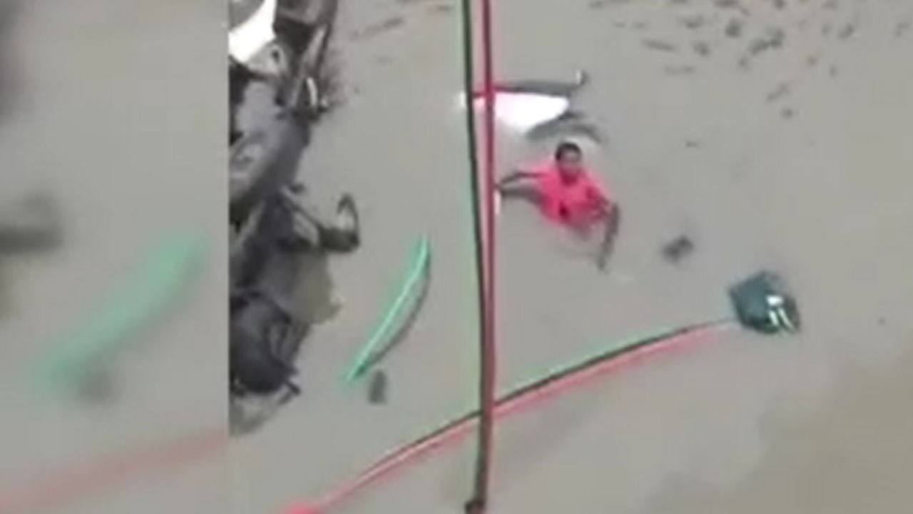 9 kişi hayatını kaybetti! 45 yıllık köprü çöktü