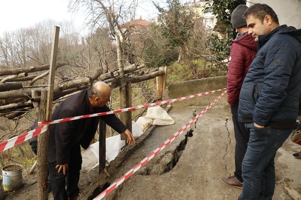 9 kişinin oturduğu üç katlı ev heyelan riski nedeniyle boşaltıldı 