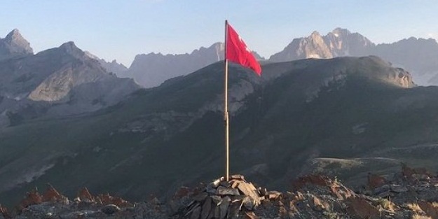 9 terörist öldürüldü, tepeye Türk bayrağı dikildi!