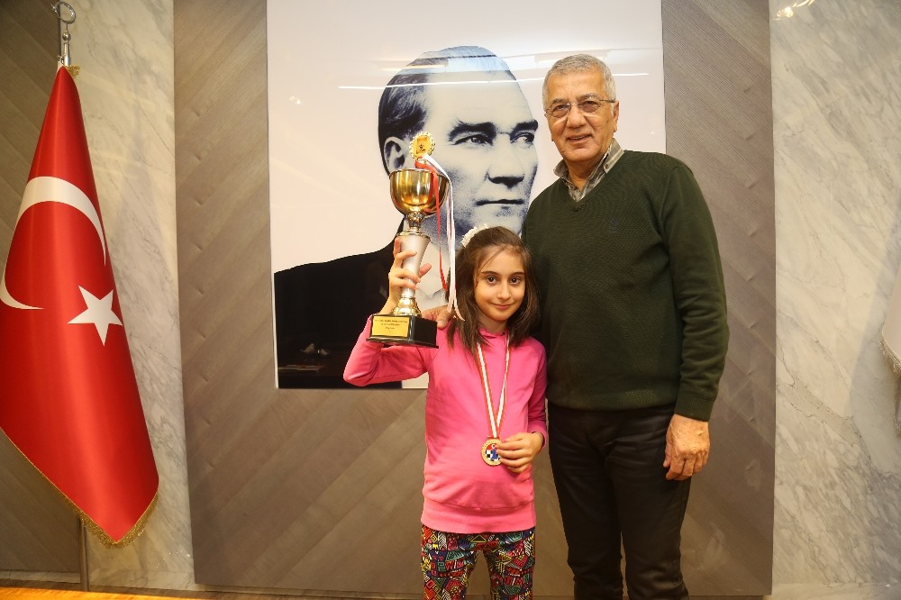 9 yaşında satranç şampiyonu oldu, sevincini Başkan Tarhan’la paylaştı 